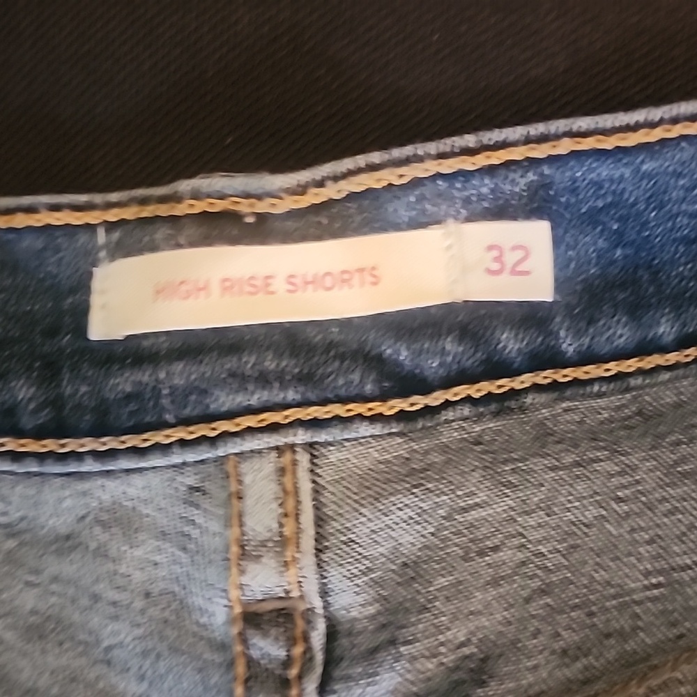 Levis High Rise Shorts - Picture 3 of 3